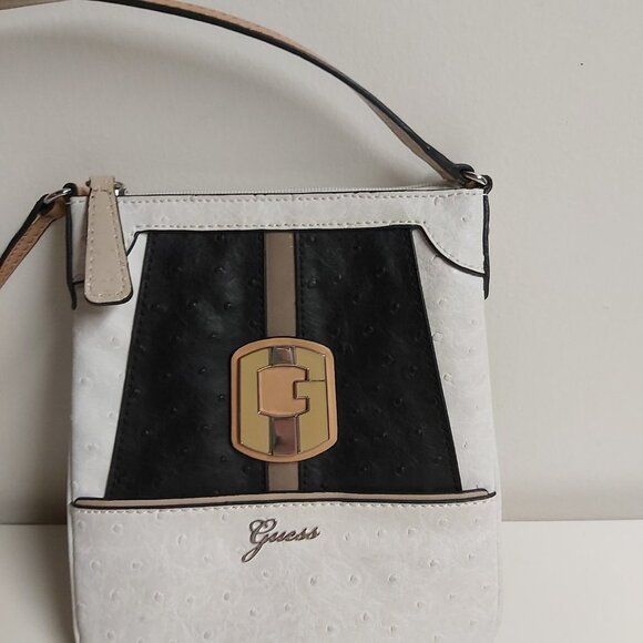 Guess crossbody purse - Picture 2 of 3